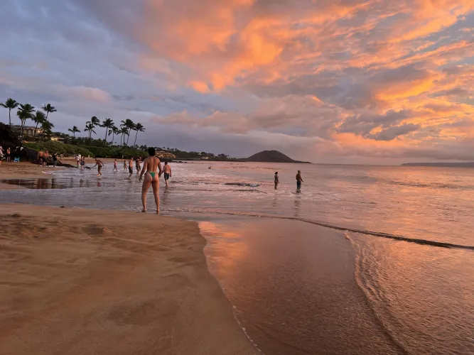 Thumbnail Get Lost in the Allure of PoOlenalena Beach, Hawaii