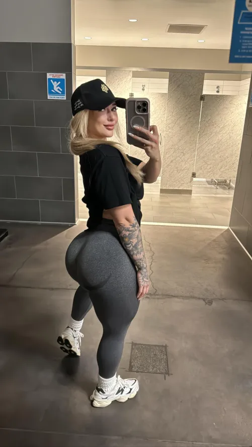 Thumbnail Looking Way Too Good at the Gym by FitnessBarbiee in BubbleButts Category
