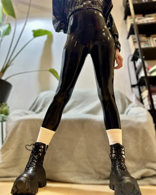 Thumbnail DivineHalcyonx Glows: Shiny from Head to Toe