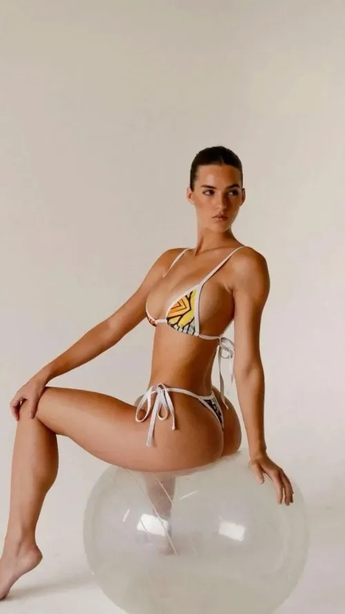 Thumbnail Model Spotlight: Emily Feld's Elegant Portfolio