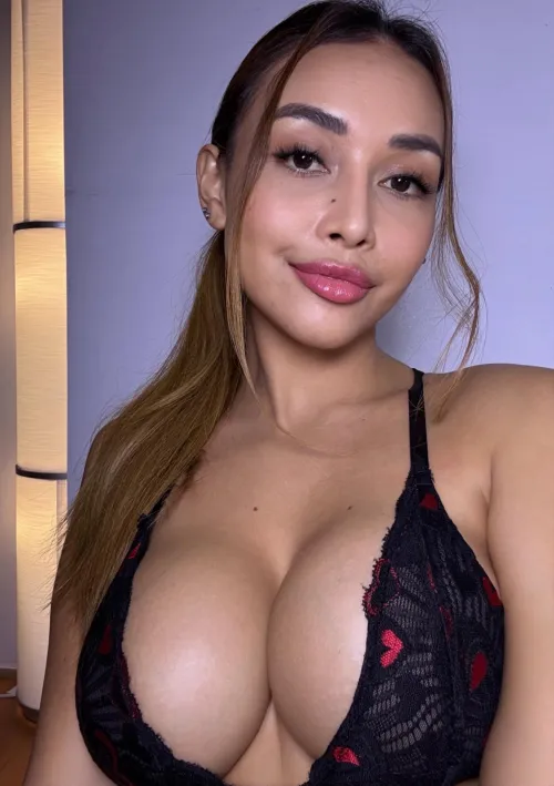 Thumbnail mialushhh Explores Asian Girlfriend Potential with Cleavage