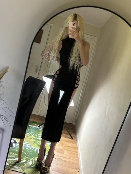 Thumbnail LanaPeaches__ Shines Light on the Beauty of a Cute Thigh Gap