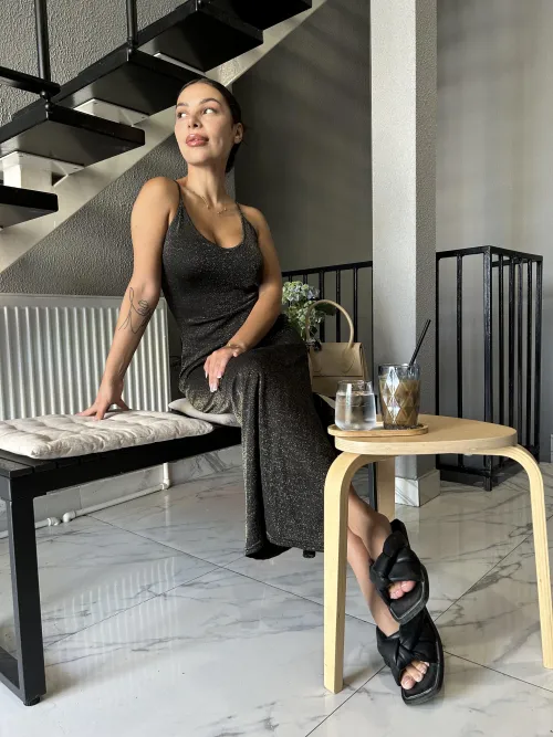 Thumbnail Naturally Alluring: Embracing Beauty in Classy Aura