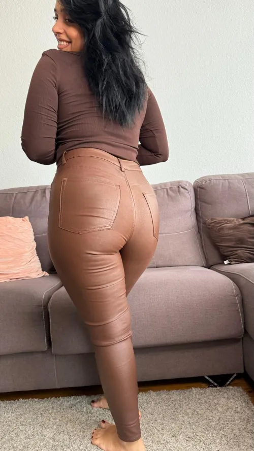 Thumbnail Showing Off My Ass Reactions by Galadriel69_ | BubbleButts Category