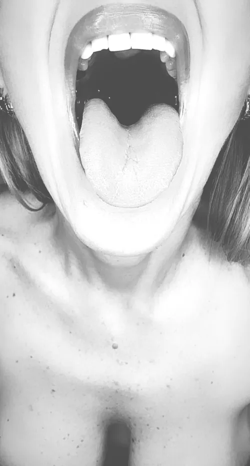 Thumbnail RuntheSTRIP's Invitation: 50-Year-Old MILF Awaits Your Cum