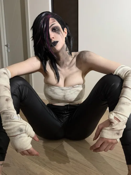 Thumbnail Alina Becker's Enthralling Goth Vi Arcane Cosplay