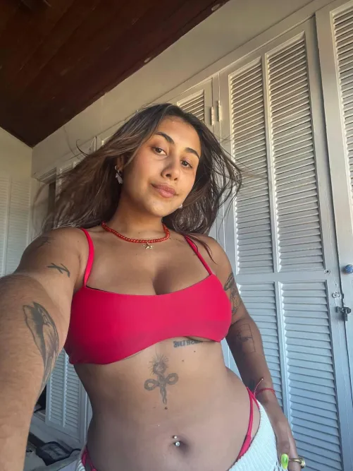 Thumbnail flora_OFxo Captures Cleavage Before Beach Time