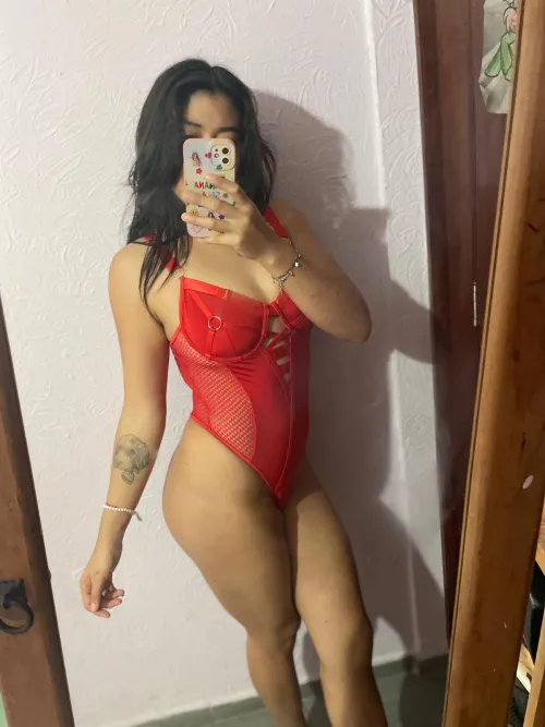 Thumbnail Feeling Hotter in Red: Fashion Tips from Adrianahdz