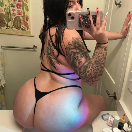 Thumbnail Discover the Allure of a Thick Goth Babe by ReinaShiny - Babes
