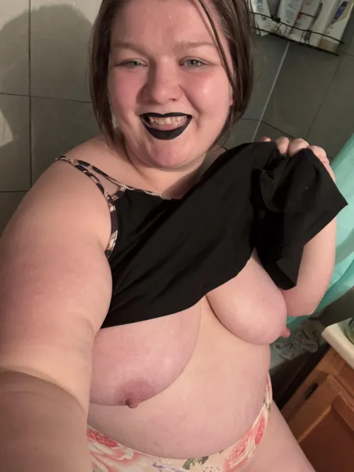 Thumbnail lylathestoner's 'Horny Smiley Milf' Brings Excitement to the BBW World