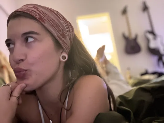Thumbnail Let lil_raerose Keep You Company - An Invitation from slutsofsnapchat