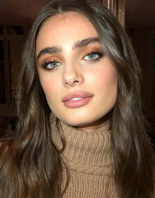 Thumbnail Taylor Marie Hill: Beauty Personified | Rom003
