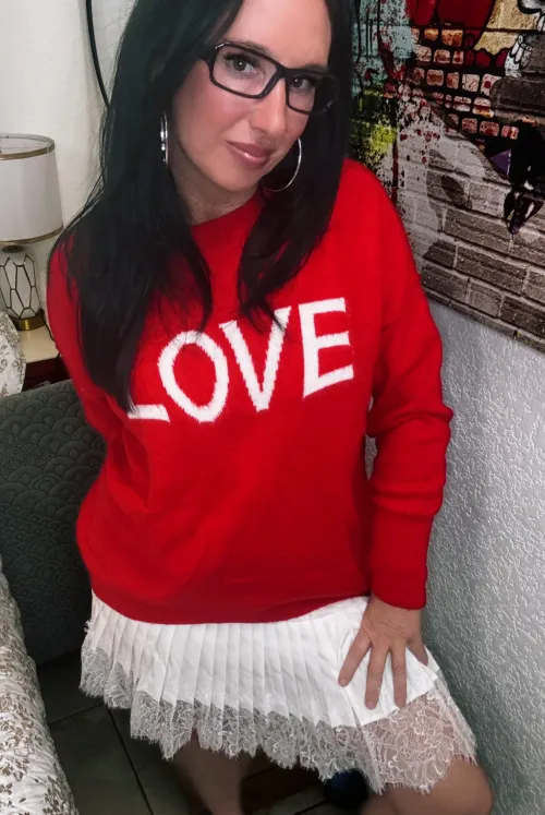 Thumbnail OnlyFansPromotions: Mom Sweater - Sexy or No? | joalexandria69
