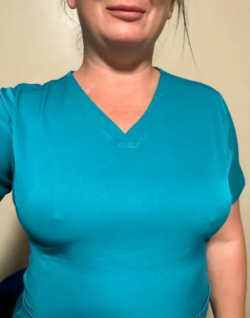 Thumbnail Jade_Summers43: Embracing Braless Comfort