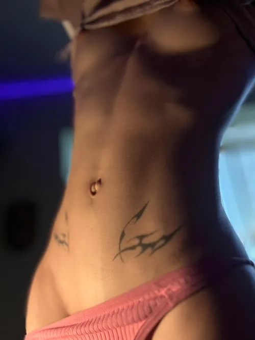 Thumbnail Lightweight Temptation: Isla_Lucinda's Heavyweight Attraction