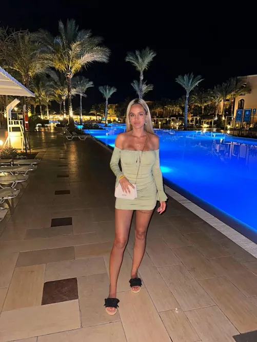 Thumbnail Curves Embraced: Diana_Bananaa's Tight Dress Affection
