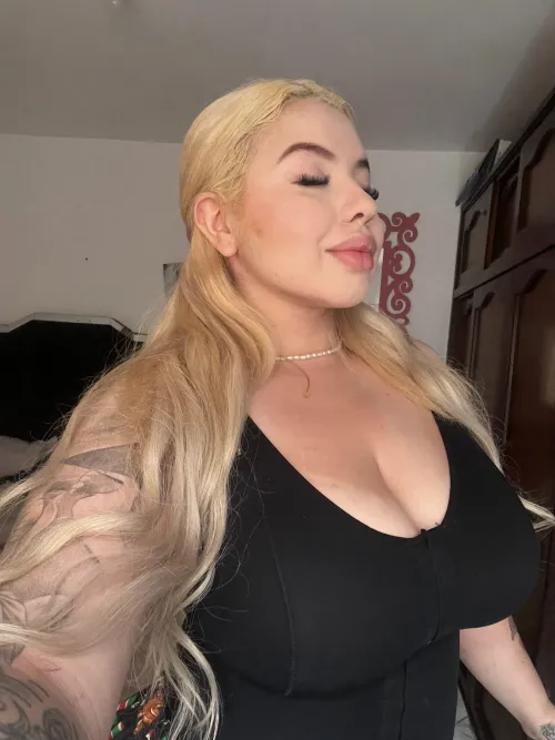 Thumbnail Feeling Sexy and Confident: A Moment to Remember by baby_isabella | Category: cleavage