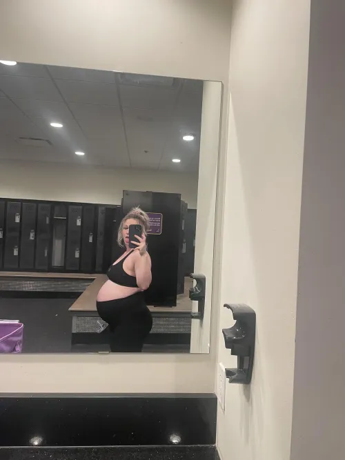 Thumbnail snownymph666: Gym Girl Glow - Embrace Super Pregnant Beauty | PreggoPorn