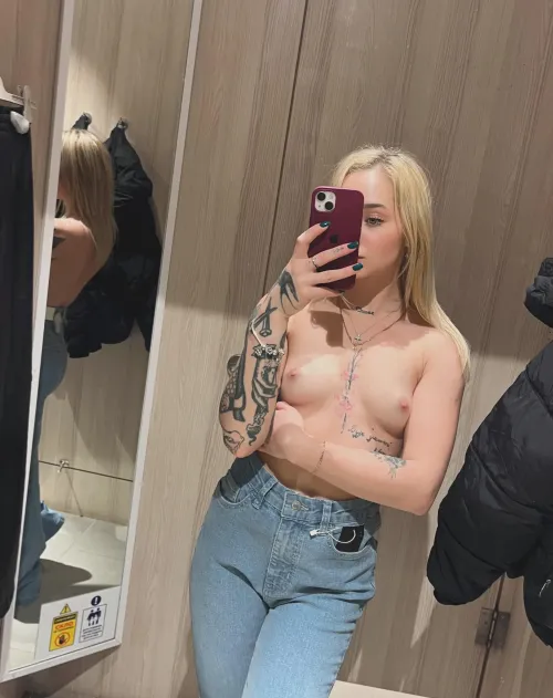 Thumbnail Perfectly Captured: VelvetCherryKiss' MirrorSelfie Mastery