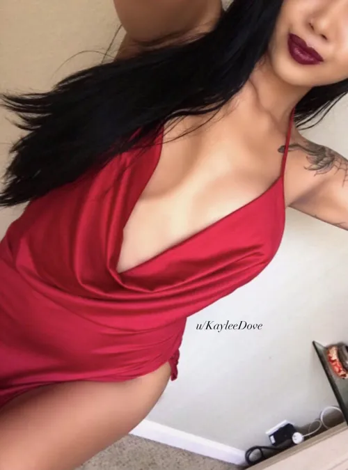 Thumbnail Seductively Red: Cleavage Revelations - CamSluts