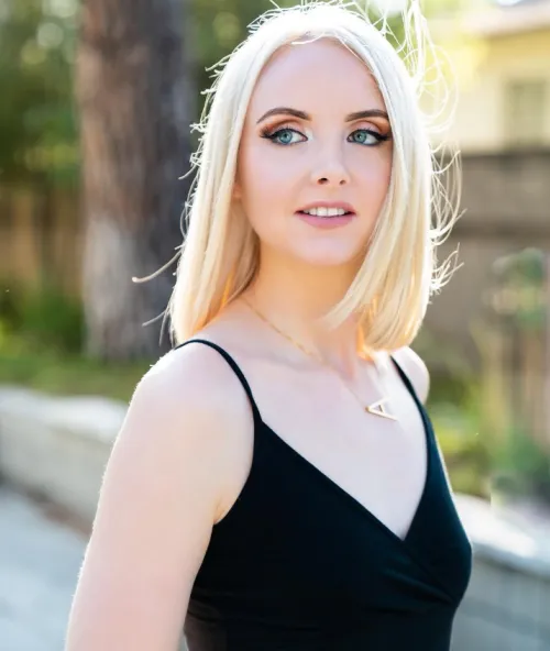 Thumbnail CrusherWillis Portrays Alexa Cate Kopitnik: A Stunning Vision