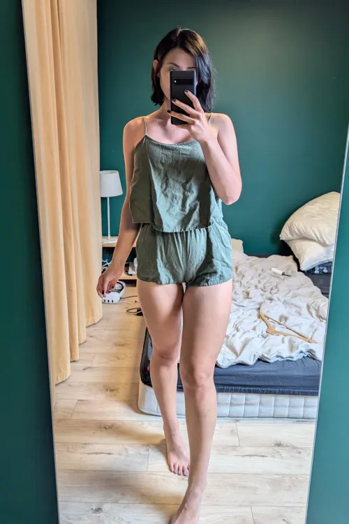 Thumbnail Height Revealed: Exploring Selfies in Mirror - mikomiaumiau