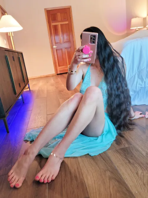 Thumbnail Asian Mom with Long Legs Revealed by Dollywinks for Legs Lovers