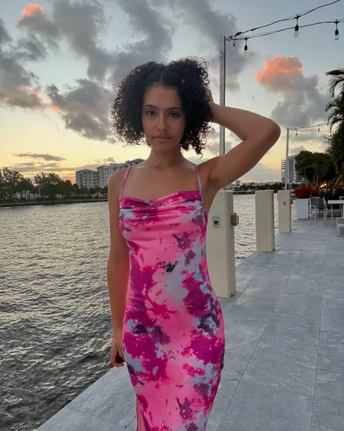 Thumbnail naomidazexo's Introspective Look in Tight Dresses