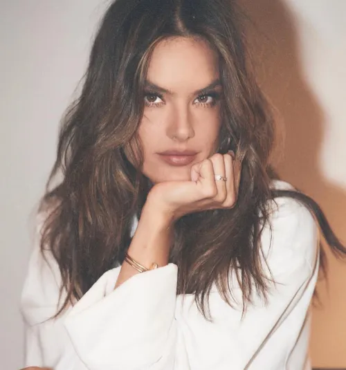 Thumbnail Alessandra Ambrosio's Beauty: Long_oil_ Captures PrettyGirls