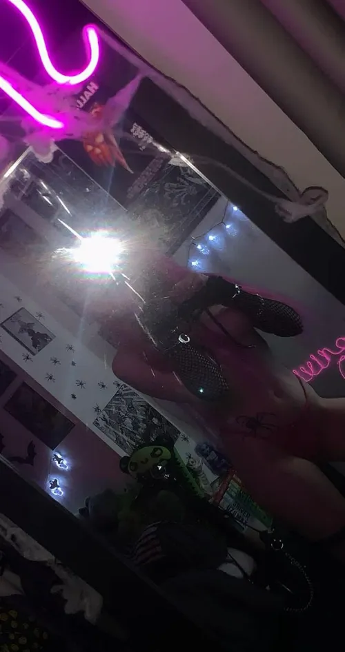 Thumbnail 'You bring a girl back home from concert and she pull these out - What's your first thought' by LivingDeadGothh