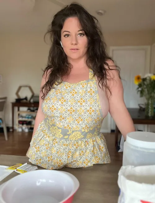 Thumbnail Discover a MILF who loves baking | HelloLanna_XO