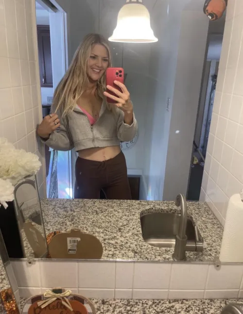 Thumbnail Hot MILF Reflections: The Beauty Next Door by MmmHayleyyy