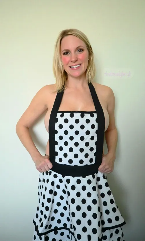 Thumbnail thelovelyleighxoxo's Question: Fantasizing about Naughty Neighbors' Wives?