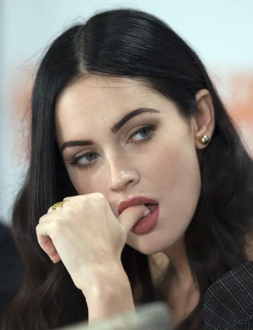Thumbnail Megan Fox's Allure: A Glimpse by Leo2Vinci_