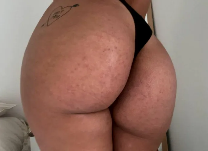 Thumbnail Spank My Huge Ass: A Big Surprise Awaits by flora_OFxo