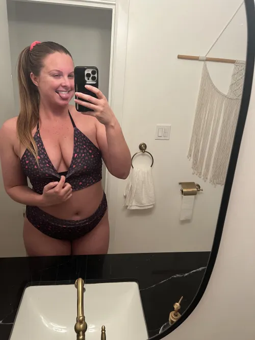 Thumbnail MirrorSelfie Mastery: bigduchvip's Lovely V Day