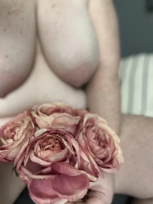 Thumbnail Celebrate V Day with LynnaJean's Special Saggy Message