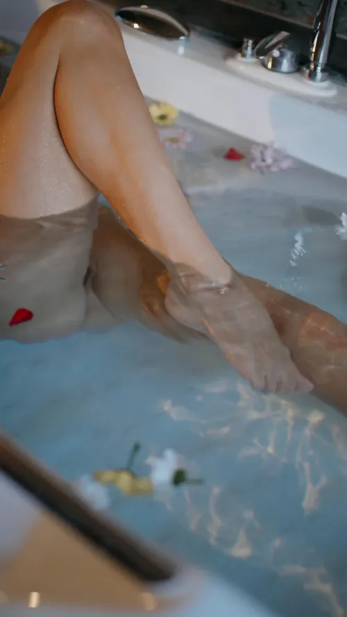 Thumbnail gullyvenahh: Love and Beauty - Exploring the Sensual Side