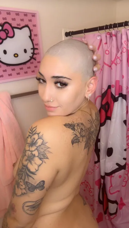 Thumbnail Bald and Beautiful: Toxiickate's shorthairchicks Poses