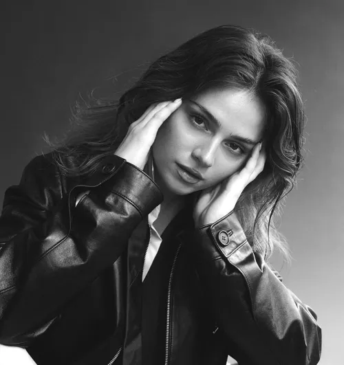 Thumbnail Jessy Hartel: Beauty Unveiled