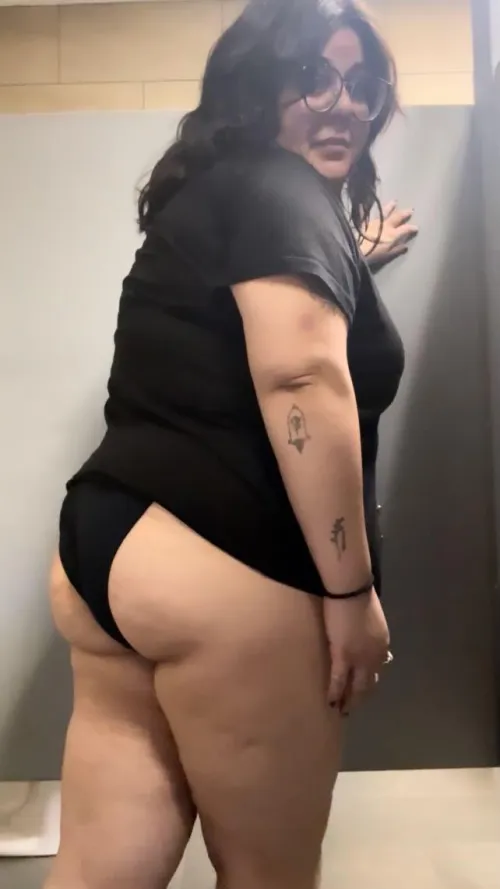 Thumbnail LadyintoBigBC Expresses Cuteness in a Chubby Context
