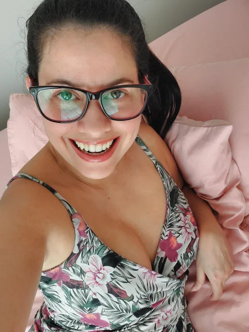 Thumbnail GirlswithGlasses: Catching the Eye of Bad Boy Isiscristine