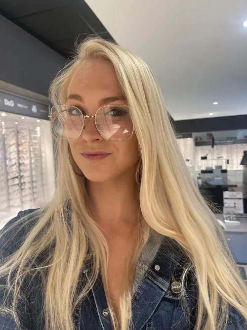 Thumbnail GirlswithGlasses: SisWetLive's Steamy Glasses Encounter