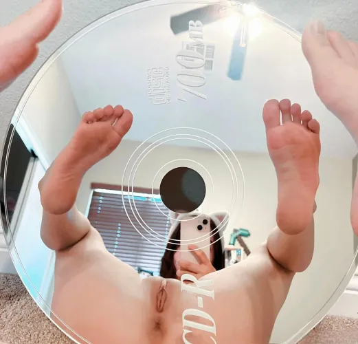 Thumbnail little_lunaaa's Invitation: Lick the Feet of a 41-Year-Old Dwarf