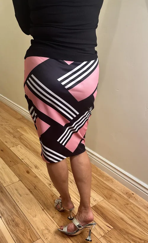 Thumbnail Admiring Pencil Skirts: A Fashion Affair | BrazillianfootQueen