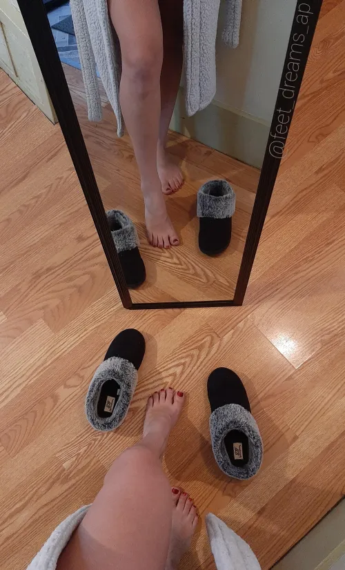 Thumbnail TheMILFnextdoorAP Emerges with Lovely Legs after Hibernation