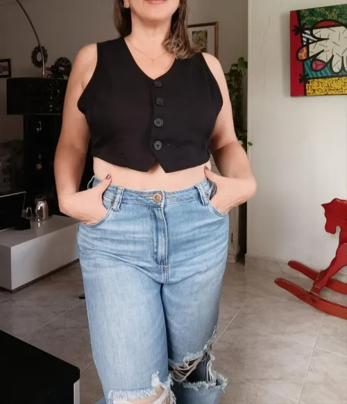 Thumbnail Sarah_Diaz's Style: 50yo Gilf's Confidence in Jeans and Crop Top