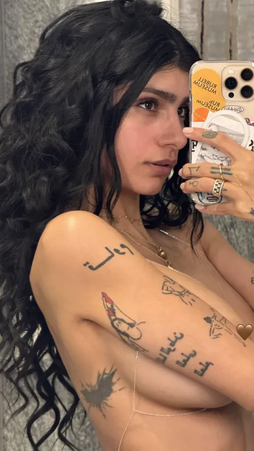 Thumbnail Mia Khalifa's Daring Selfie Captured by Northern Lights