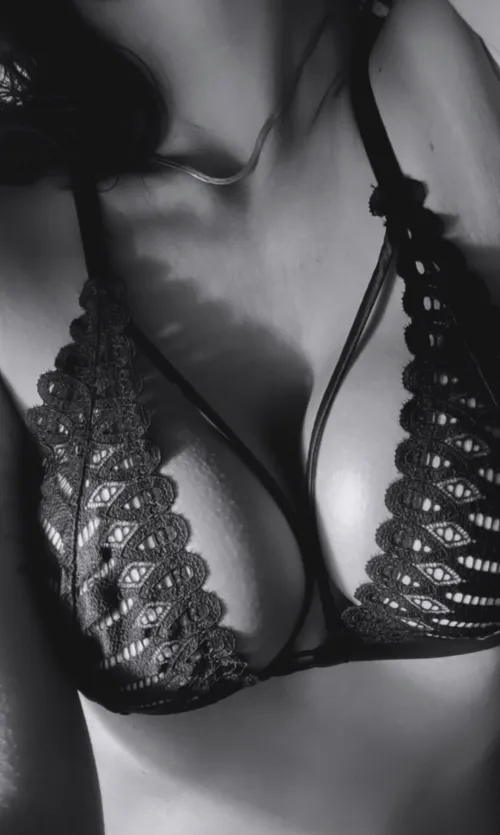 Thumbnail Dannybondxo Sets a Seductive Mood with Black Lace | Pokies Category