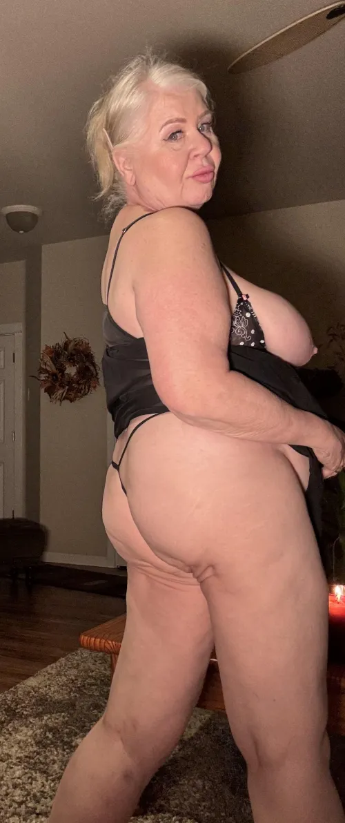 Thumbnail Captivating Stares: Embrace the Beauty of a Mature Woman | EurogirlinOR